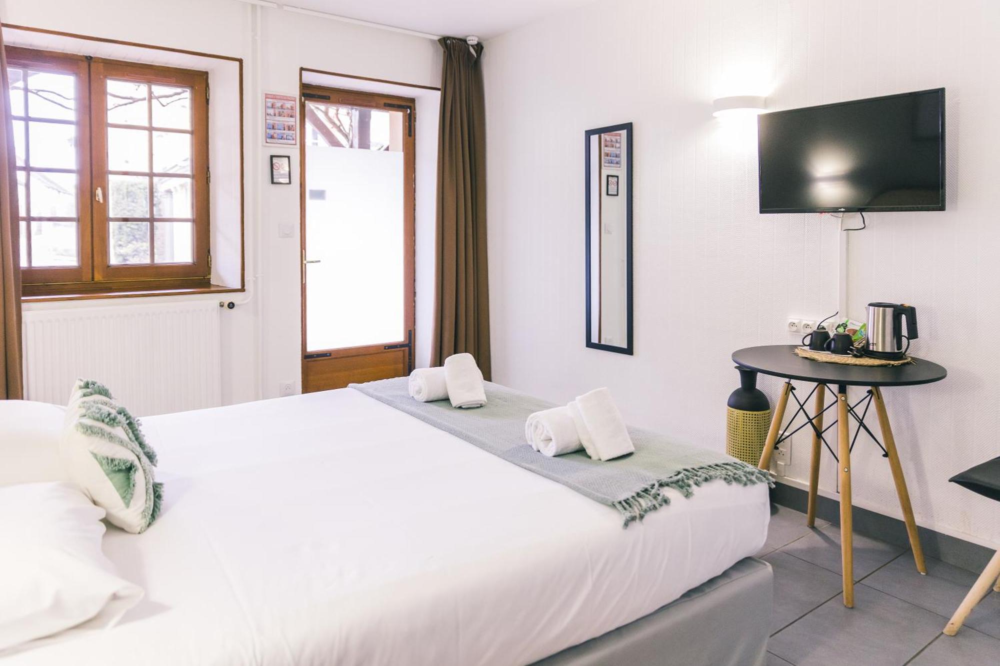 Logis Hotel & Restaurant Le Soleil D'Or Montigny-la-Resle Esterno foto