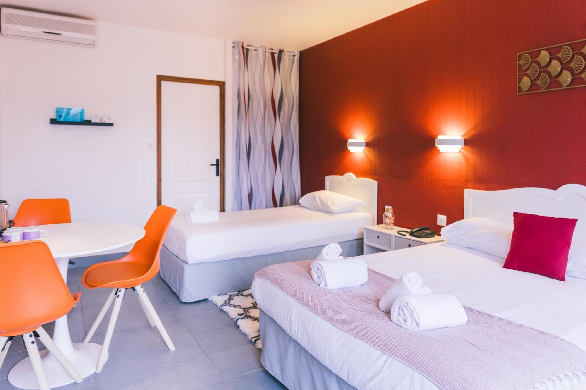 Logis Hotel & Restaurant Le Soleil D'Or Montigny-la-Resle Esterno foto