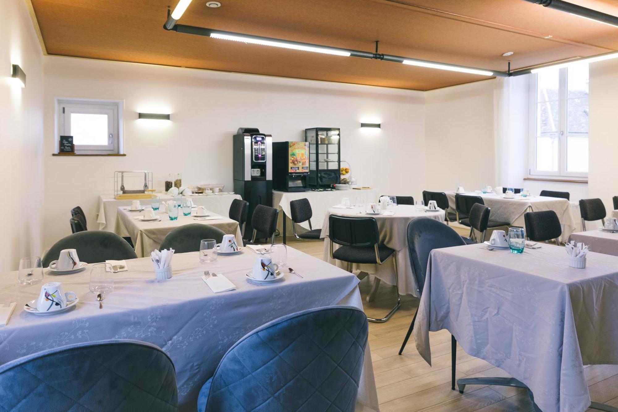 Logis Hotel & Restaurant Le Soleil D'Or Montigny-la-Resle Esterno foto