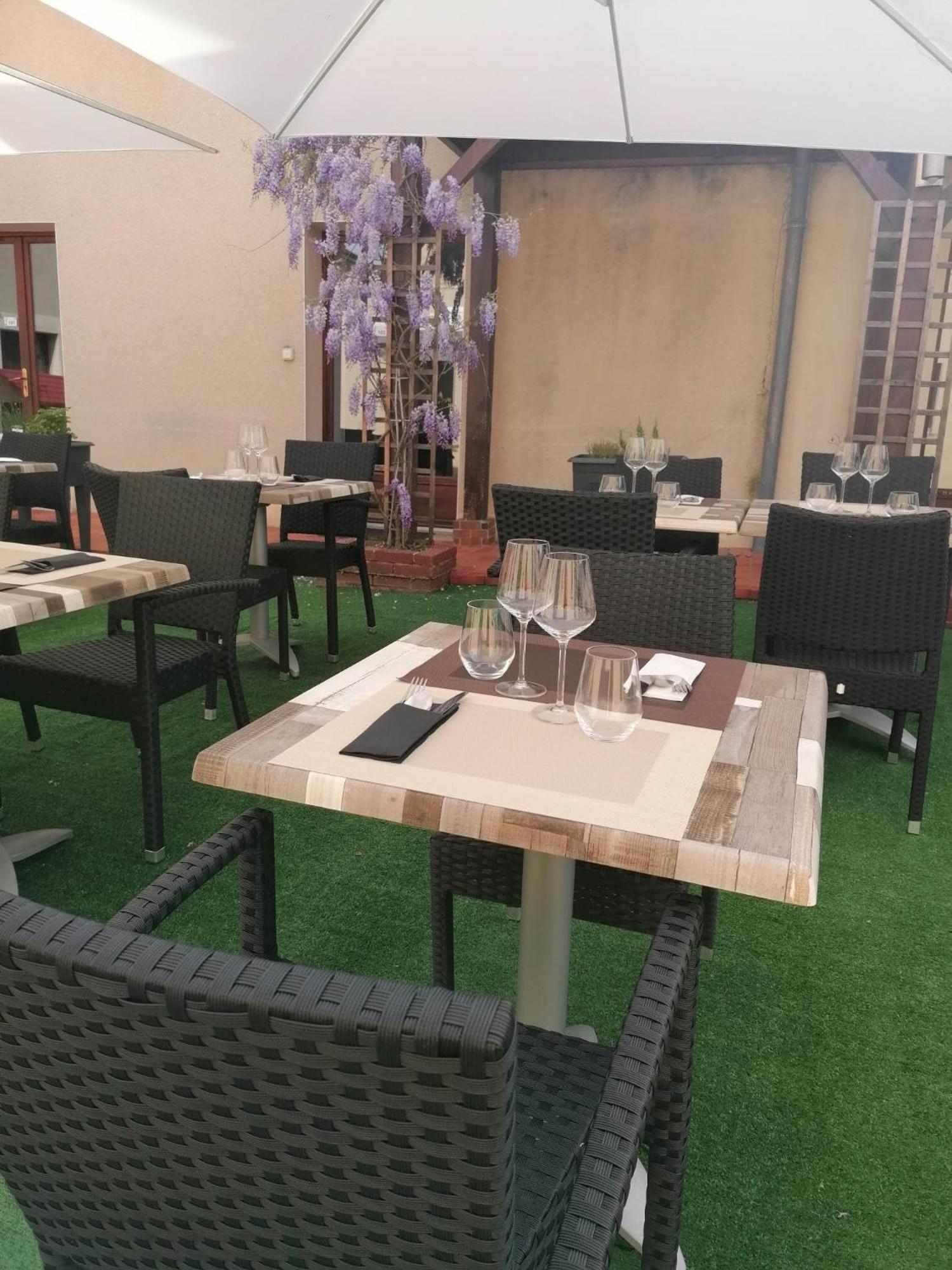 Logis Hotel & Restaurant Le Soleil D'Or Montigny-la-Resle Esterno foto