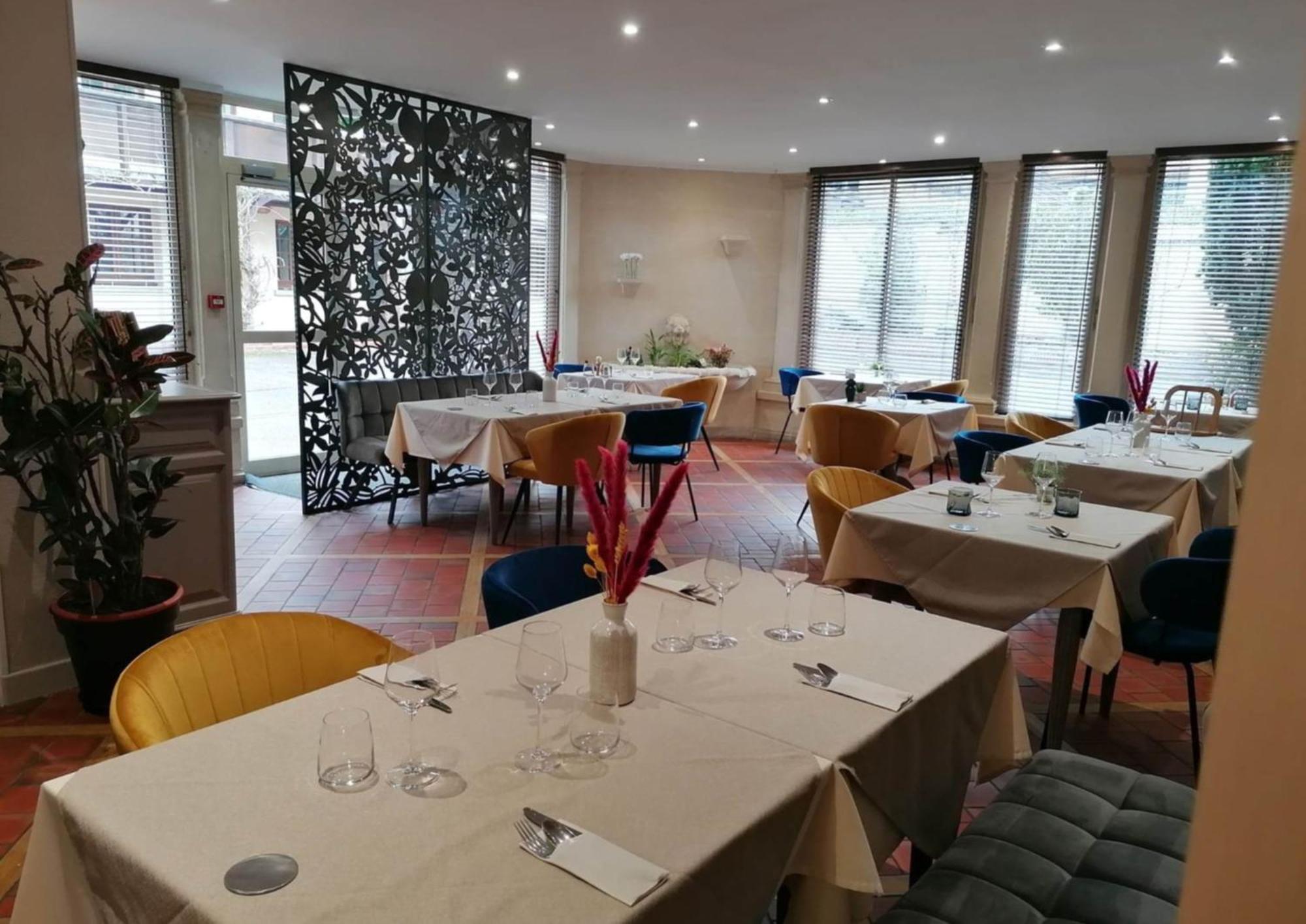 Logis Hotel & Restaurant Le Soleil D'Or Montigny-la-Resle Esterno foto